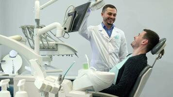 dentista e masculino paciente mostrar seus polegares acima video