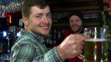 Mann zeigt an ein Glas von Bier beim das Kneipe video