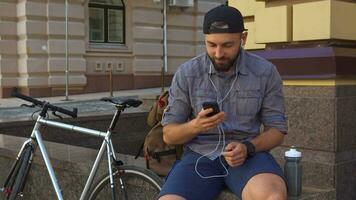 ciclista tiene un vídeo charla en el calle video