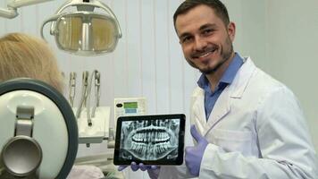 Dentist approves tooth health on the xray video