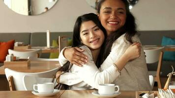dois meninas abraço às a cafeteria video