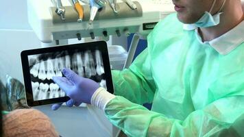 tandarts beweegt de x-ray beeld Aan zijn tablet video