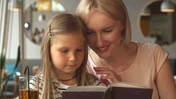 madre y hija actitud a el café video