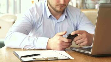 homem de negocios usa dele Smartphone às a cafeteria video