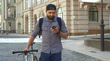 ciclista usa celular em a rua video