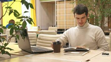 uomo legge il libro a il Lavorando centro video