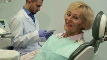 kvinna klient visar henne tumme upp på de dental stol video