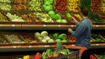 Kerl kauft ein Napa Kohl beim das Supermarkt video