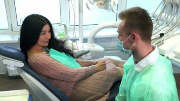 dentista e il suo cliente mostrare loro pollici su video