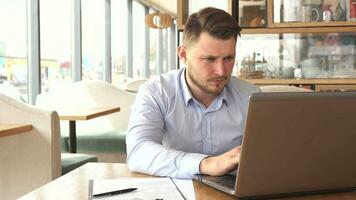 zakenman krijgt moe van werk Aan laptop video
