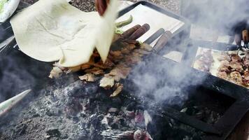 tradicional turco Kebab em fogo video