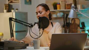 famoso mujer participación profesional micrófono mientras grabación podcast para social medios de comunicación. al aire en línea producción Internet transmitir espectáculo anfitrión transmisión En Vivo contenido, grabación digital social medios de comunicación comunicación foto