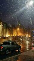 chute de neige sur le des rues en mouvement voitures video