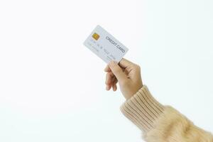 mujer Derecha mano sostiene un blanco crédito tarjeta, aislado en un blanco antecedentes. concepto de tecnología, conexión, comunicación, social, en línea compras. foto