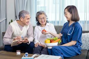 mayor Pareja obtener médico Consejo visitar desde cuidador nutricionista a hogar mientras teniendo sugerencia en Fresco vegetal comida para sano comiendo en probiótico y mejor digerir sistema foto