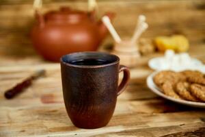 tarde té, té ceremonia, tetera miel tazas de té con galletas foto