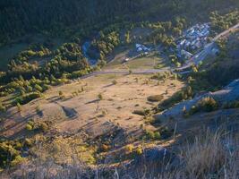 un ver de un pequeño pueblo en un ladera foto