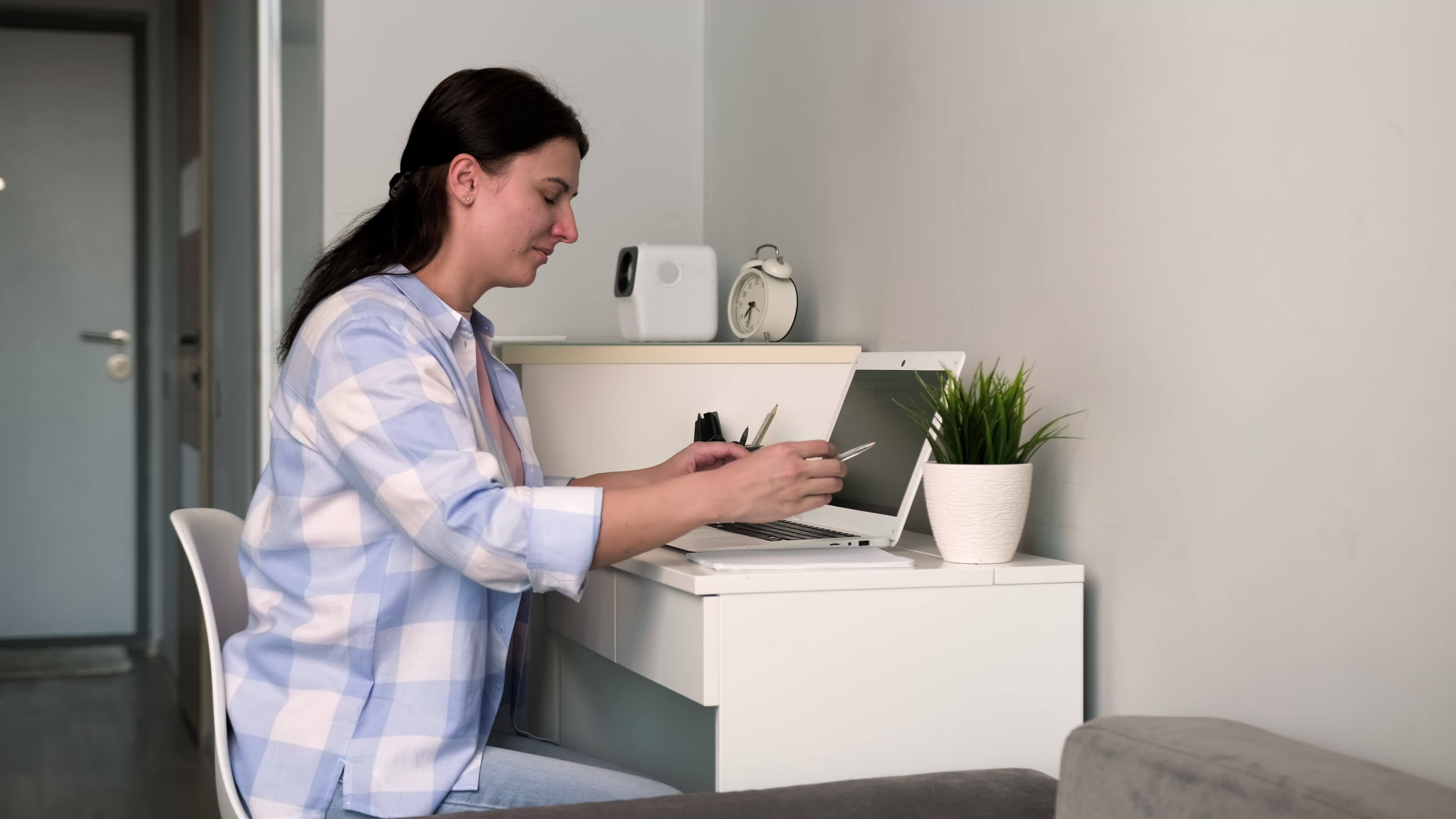 woman female distracting from the work of a freelancer man on a