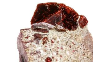 macro mineral turmalina Roca en un blanco antecedentes foto