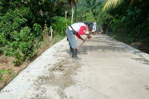 kuaro Kalimantan timur, Indonesia 11 noviembre 2023. el pueblo comunidad estaba visto trabajando juntos a reparar el dañado la carretera foto