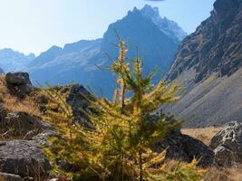 a mountain range photo