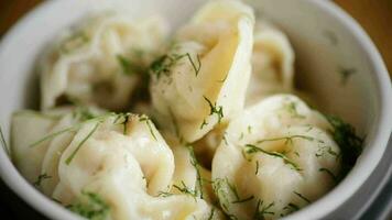 bouilli Dumplings avec Viande remplissage dans une bol video