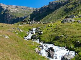 a mountain range photo