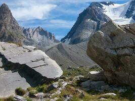 un rocoso montaña foto