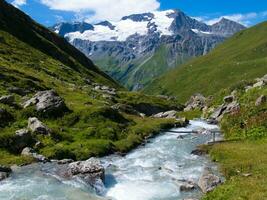 un río en las montañas foto