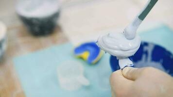 een dokter maakt een model- van een menselijk kaak uit van gips in een orthodontisch kliniek. controle en diagnostisch afgietsels voor uitlijners. video