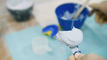 en läkare gör en modell av en mänsklig käke ut av plåster i ett ortodontisk klinik. kontrollera och diagnostisk kastar för aligners. video
