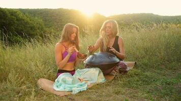 joven muchachas jugar y canta en el musical instrumento pan de mano. práctica meditación a puesta de sol video
