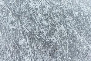 huellas en el hielo desde patines en el pista foto