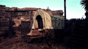 uma rústico coberto vagão dentro uma sereno campo configuração video