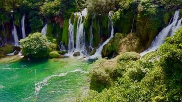 cascadas fluido en el naturaleza de bosnia video