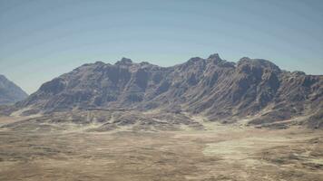 un montaña rango en el medio de un Desierto video