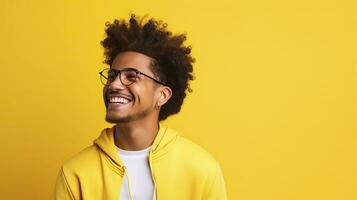 ai generado un hermoso joven gay hombre poses solo en contra un amarillo antecedentes para publicidad. foto