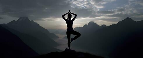 ai generado silueta de un mujer practicando yoga en el cumbre con montaña antecedentes. ai generado foto