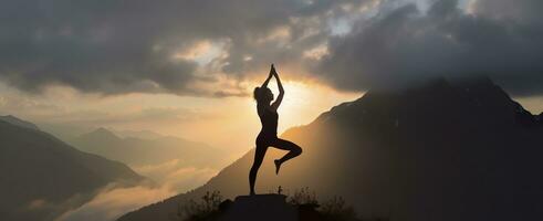 ai generado silueta de un mujer practicando yoga en el cumbre con montaña antecedentes. ai generado foto