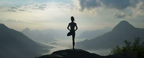 ai generado silueta de un mujer practicando yoga en el cumbre con montaña antecedentes. ai generado foto