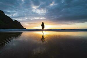 ai generado un persona caminando en el playa a puesta de sol. ai generado. foto