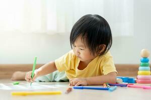 contento Asia niños jugando aprendizaje pintar en papel. actividad, desarrollo, iq, equivalente, meditación, cerebro, músculos, esencial habilidades, familia teniendo divertido gasto hora juntos. fiesta foto