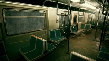uma espaçoso trem carro com bastante do esvaziar assentos em uma metro subterrâneo video