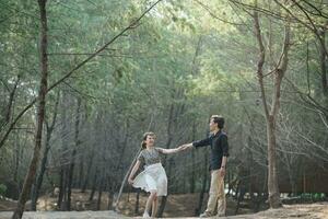 pre Boda foto, Pareja bailando entre el arboles en el bosque parque foto