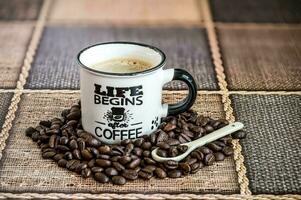 vida comienza después café escrito en un blanco cerámico taza con café, en un conjunto blanco mesa foto