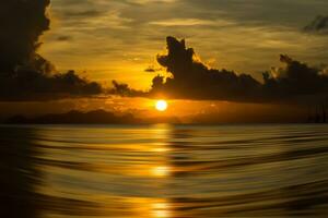 puesta de sol cielo con nube en el lago. foto