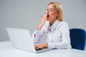 joven mujer de negocios trabajando a ordenador portátil computadora foto