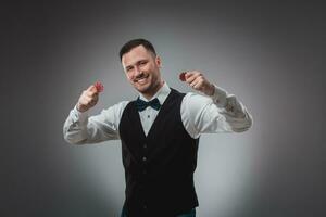 un hombre participación arriba rojo póker papas fritas. póker foto