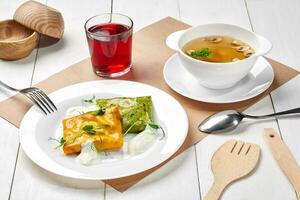 conjunto almuerzo de seta sopa, Espinacas y Zanahoria crepes con agrio crema, baya bebida foto