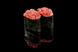 picante gunkan maki con crudo atún en negro antecedentes foto